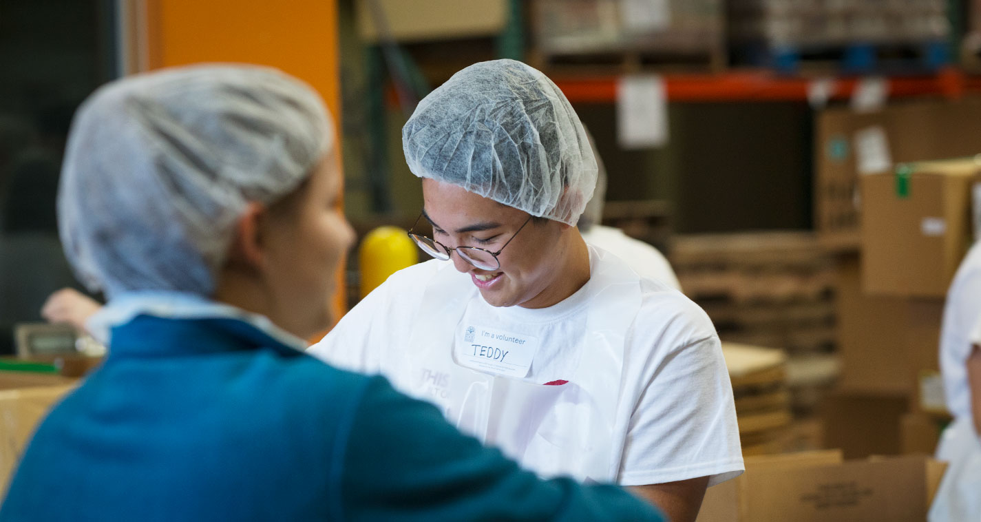 students volunteering