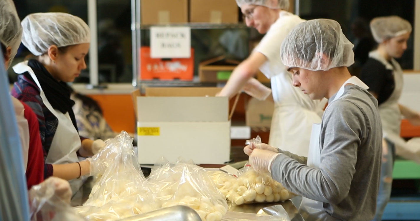 Willamette students volunteer at Marion-Polk Food Share.