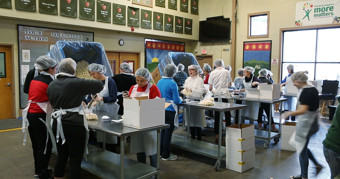 Willamette students volunteer at Marion-Polk Food Share.