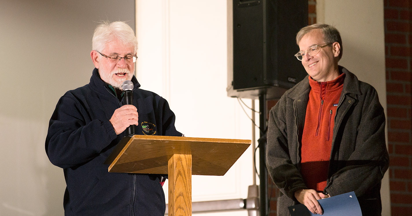 Salem Mayor Chuck Bennett ’70 presents a proclamation from the city recognizing Willamette University’s 175th anniversary