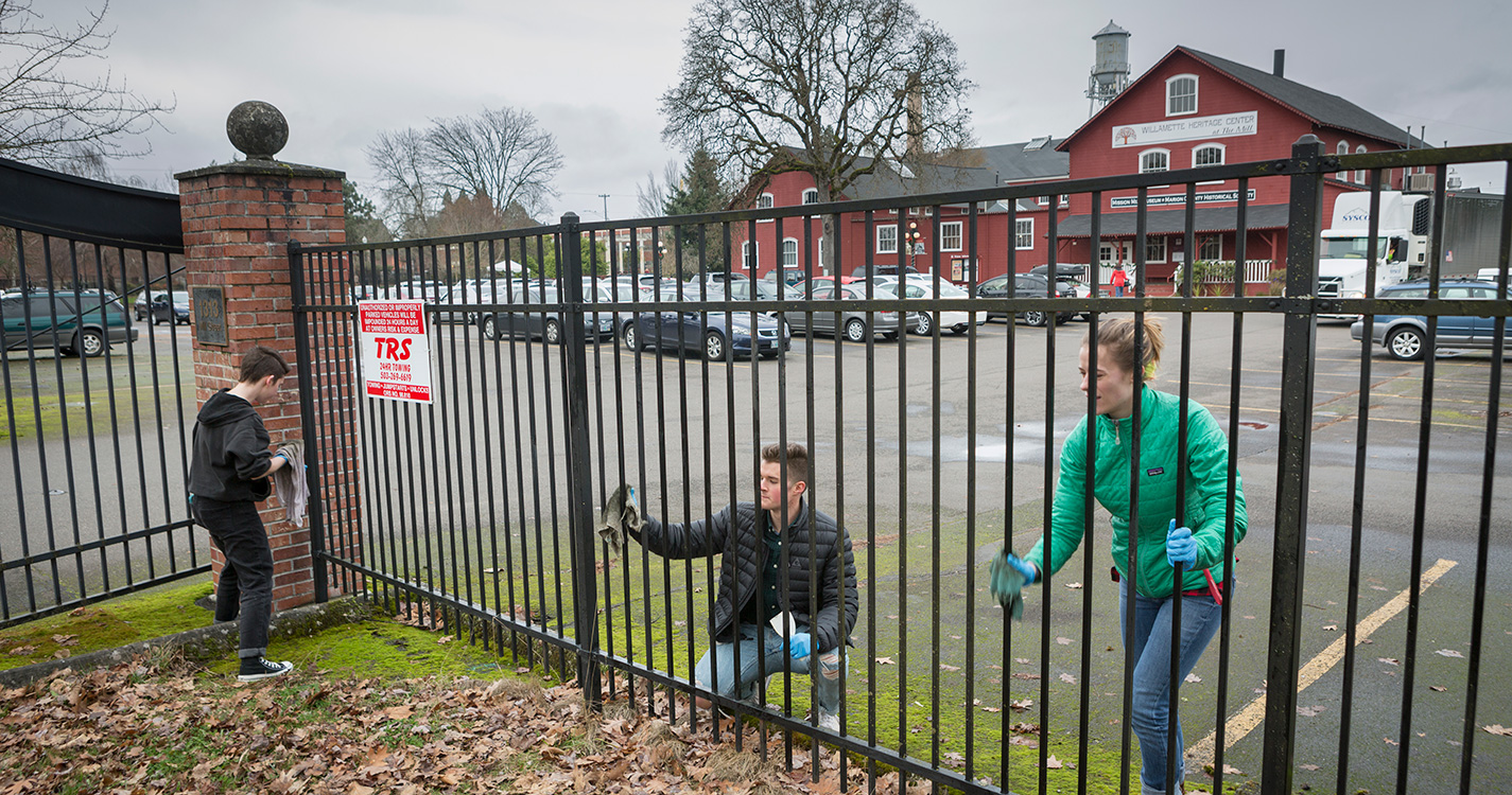 Bearcats volunteer for Into the Streets