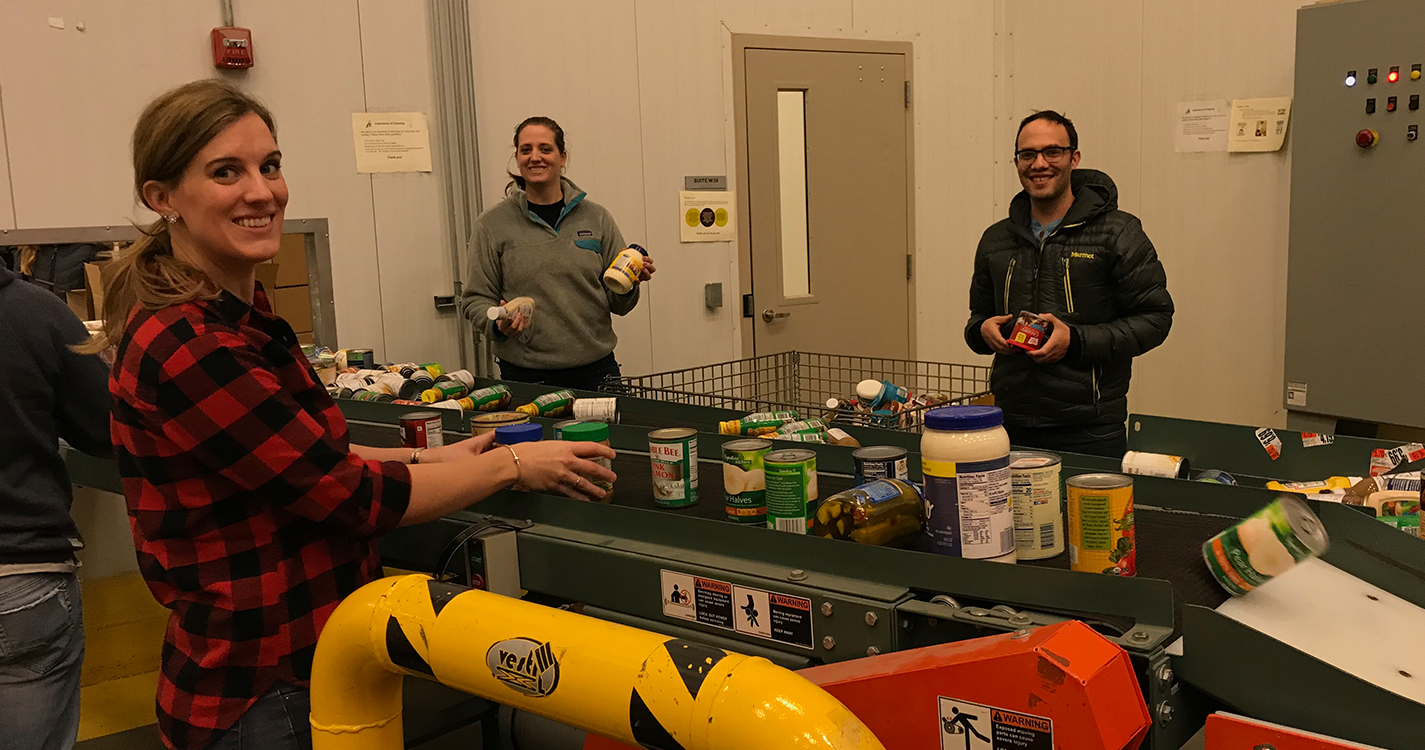 Alumni in Washington D.C. work at a food shelter on Willamette’s Global Day of Service.