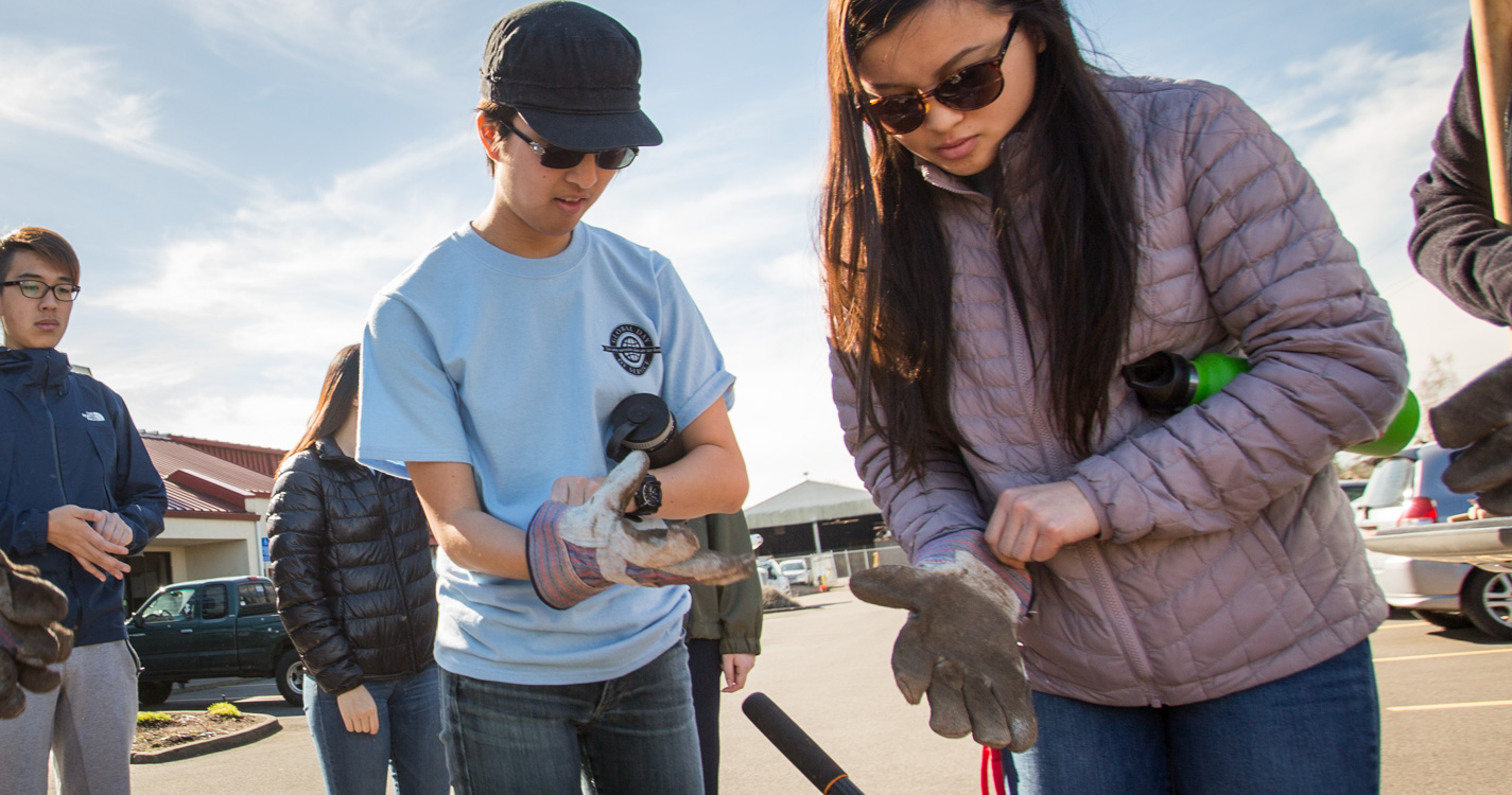 Student put on work gloves during Willamette’s Global Day of Service.