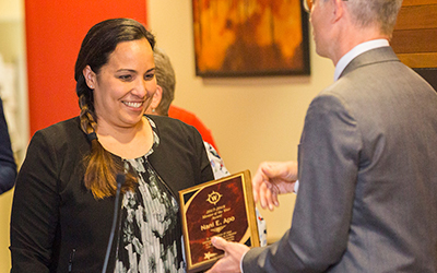 Willamette Law Dean Curtis Bridgeman hands Salem attorney Nani Apo JD’13 the 2018 Mentor of the Year award. 