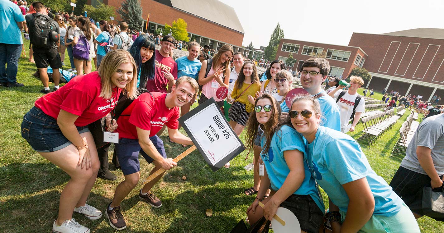 Eleven new students in Group No. 25 led by Opening Days leaders Katie Bick and Ben Love smile for a photo.