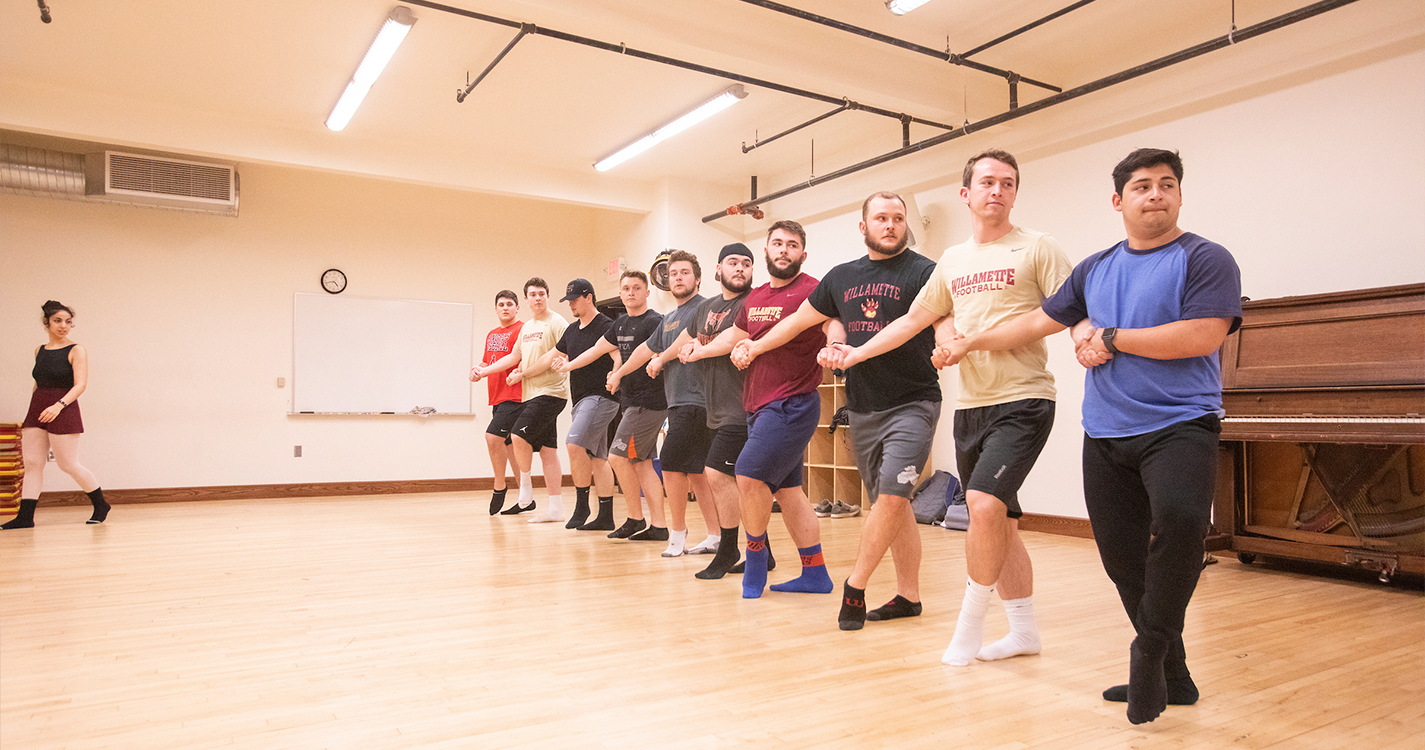 Monya Maleki ’19 leads the Willamette football team in a ballet exercise.