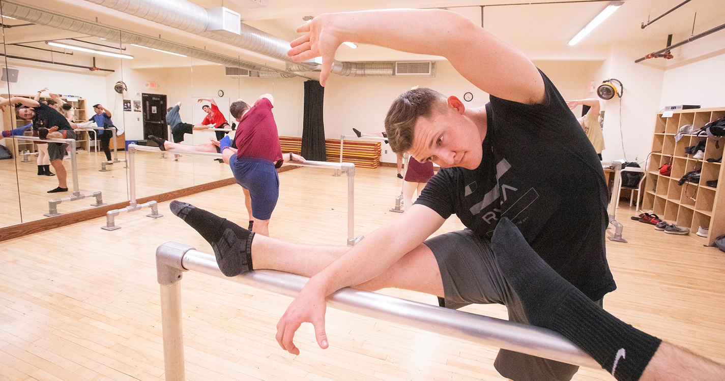 Monya Maleki ’19 leads the Willamette football team in a ballet exercise.