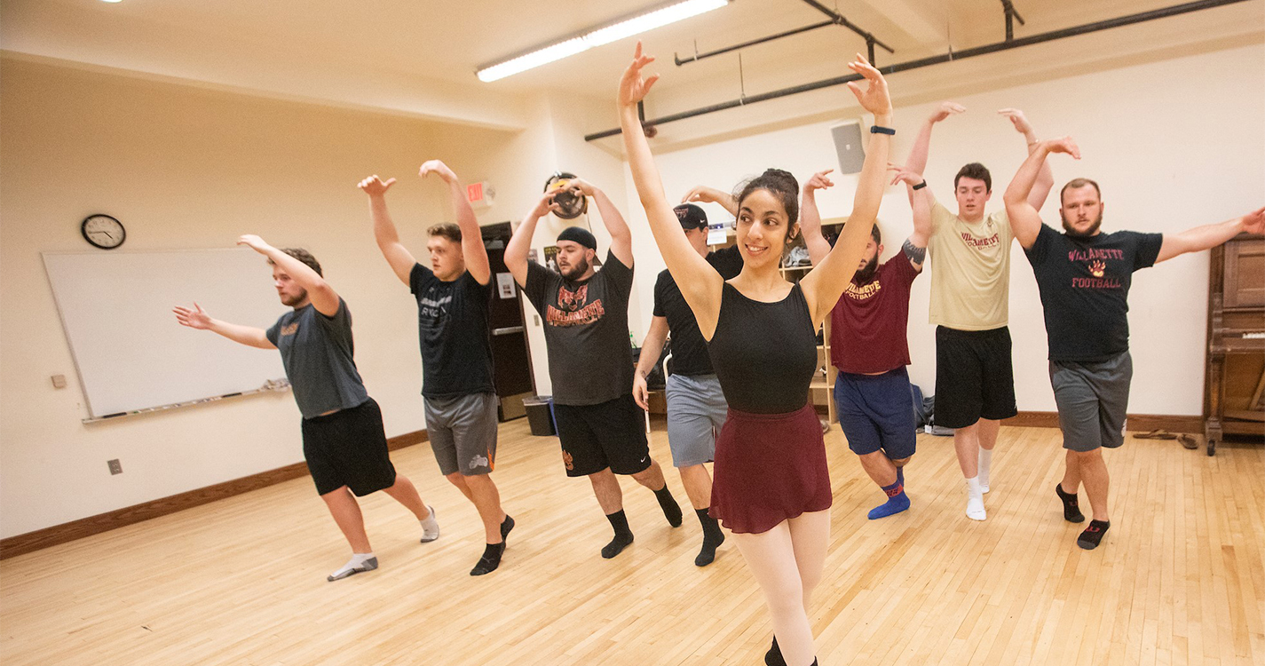 Monya Maleki ’19 leads the Willamette football team in a ballet exercise.