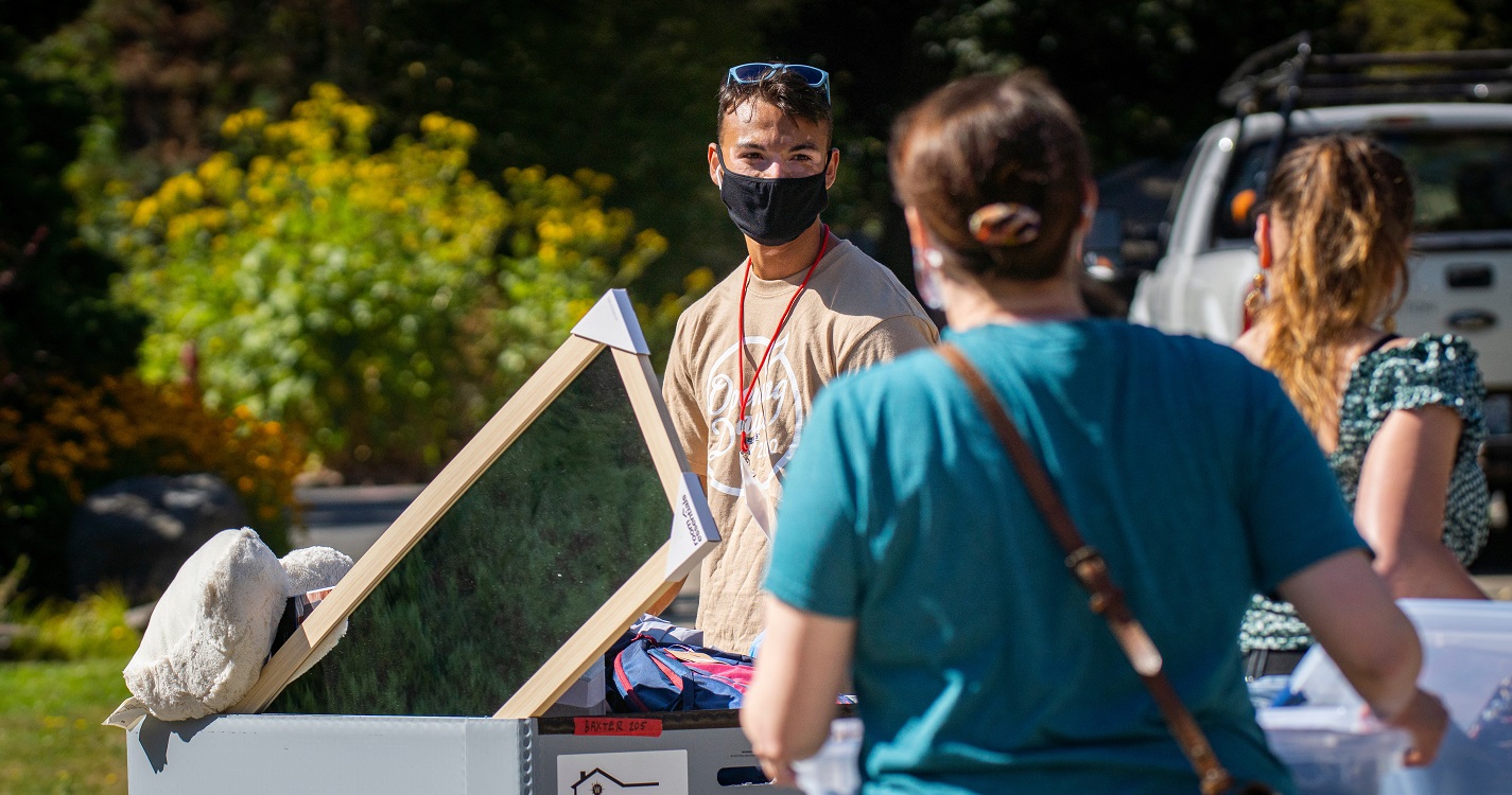 Student in facemask moving in during Opening Days