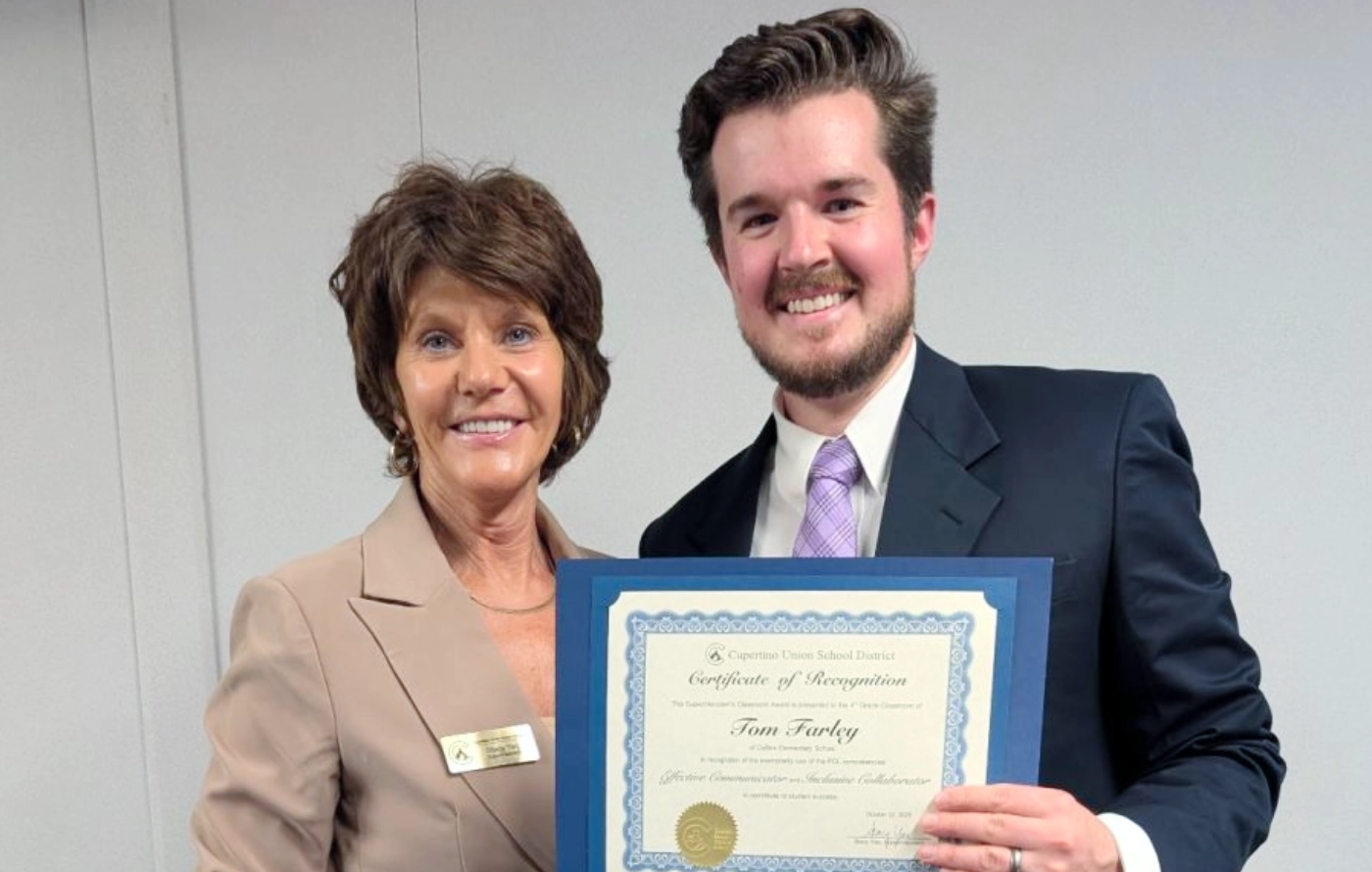 Tom Farley accepts a teaching award