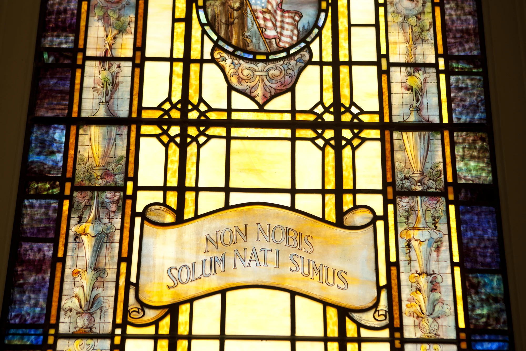 Stained glass with Willamette's motto
